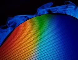 信越化が５連騰で連日の上場来高値更新、１Ｑ業績の好進ちょくを好感