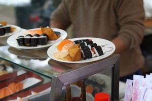 日本人は立ったまま食事をするらしい「しかもステーキや寿司まで食うらしい」＝中国