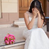 「国家のために」泣きながら一人で結婚式を挙げた軍人の花嫁　７月２４日の中国記事トピックス