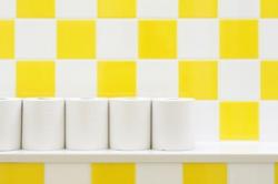 トイレットペーパー盗難に悩む日本の商店店主、「呪い札」を貼ってペーパー守る＝中国メディア　