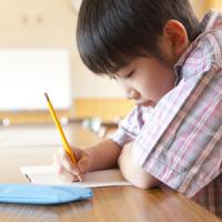 「夏に旅行に行かない人はバカ」　８歳の息子が書いたパパの「休暇願」　７月２６日の中国記事トピックス