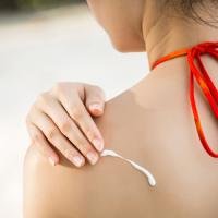 日本と中国の日焼け止めを比較検証してみた・・・紫外線で老けるのは「男女共通」　７月１２日の中国記事トピックス